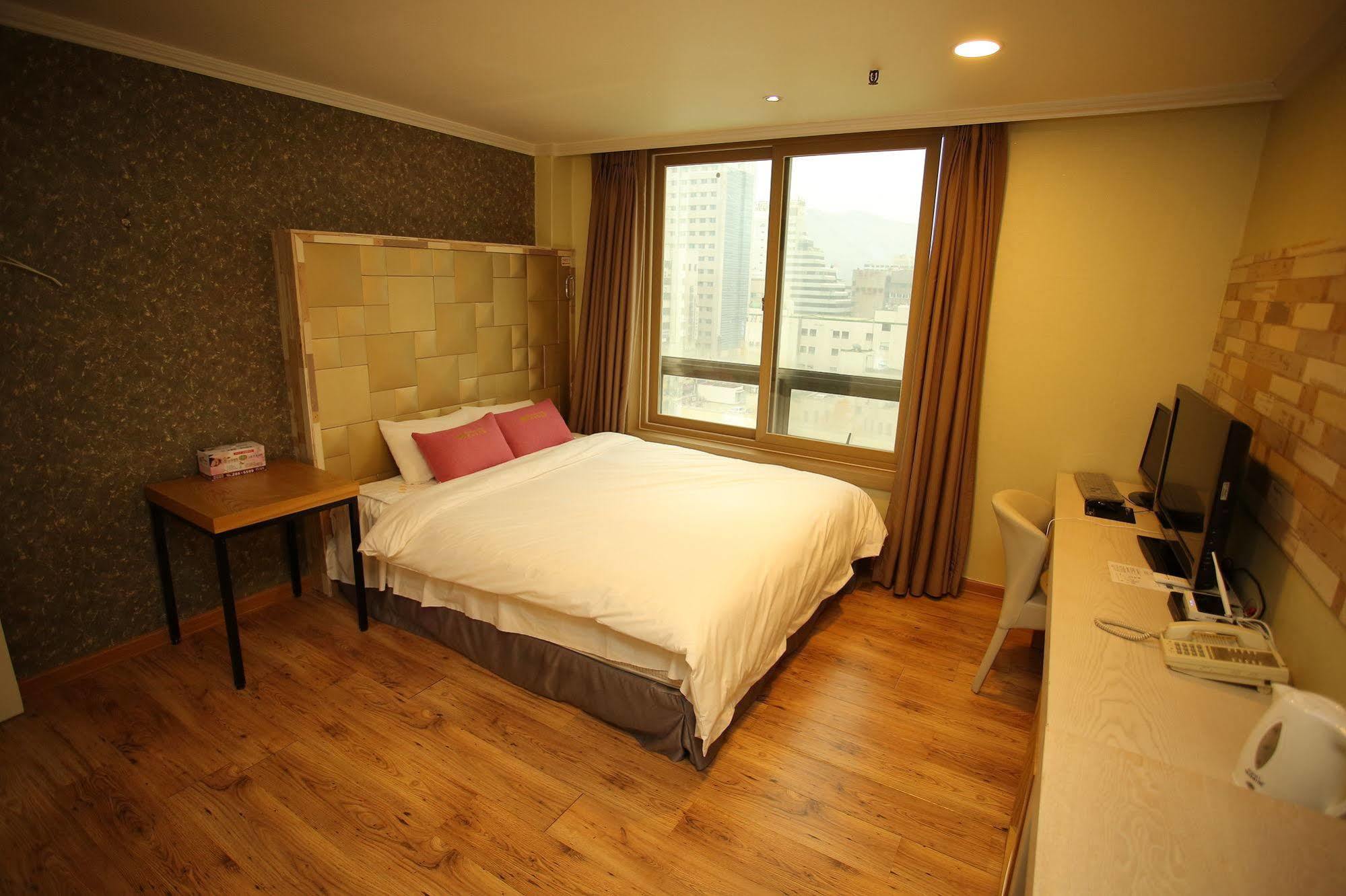 Central Hotel ČČchangwon Exteriér fotografie